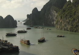 boats outside Hang Sung Sot cave