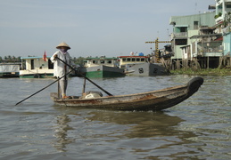 cross-paddling a boat near Can Tho
