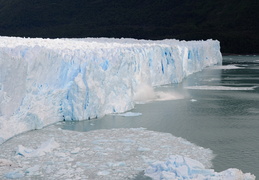 ice calving at Glaciar Perito Moreno