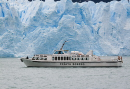 tourist boat in front of the PErito Moreno glacier